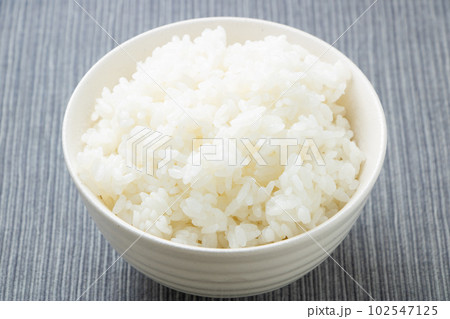 茶碗に入れられたごはん。 102547125
