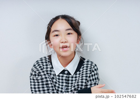 カメラ目線で話しかける女の子 102547682
