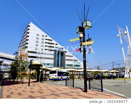 阪神電車　出屋敷駅　東出口北側の駅前ロータリーの風景　兵庫県尼崎市 102548077