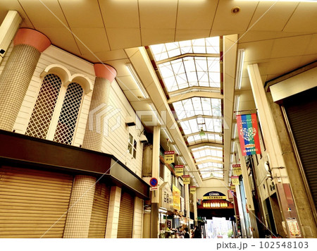 三和本通商店街アーケードの風景　兵庫県尼崎市 102548103