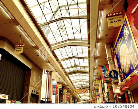 三和本通商店街アーケードの風景 兵庫県尼崎市 三和本通商店街アーケードの風景 兵庫県尼崎市 102548104