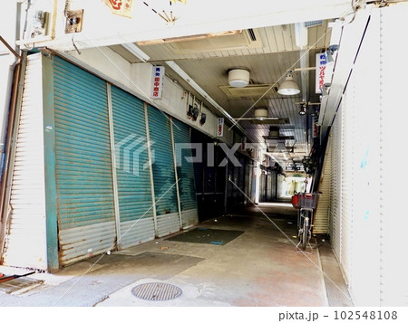 三和市場のお店のシャッターが閉まっている風景　兵庫県尼崎市 102548108
