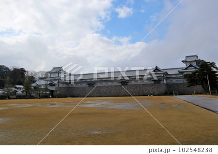 金沢　金沢城公園　金沢城　三の丸広場から五十間長屋　を望む 102548238