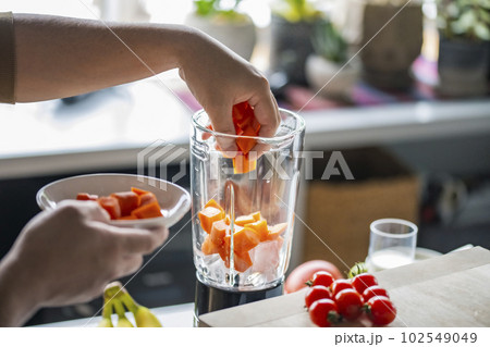 スムージーを作っているところ スムージーを作っているところ 102549049