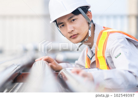 ビル空調を管理するエンジニア 102549397