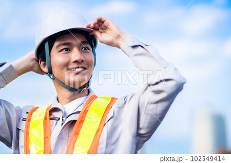 ヘルメット姿の若い男性エンジニア ヘルメット姿の若い男性エンジニア 102549414