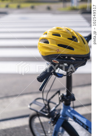 ヘルメットと自転車 と横断歩道 ヘルメットと自転車 と横断歩道 102549517