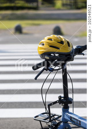 ヘルメットと自転車 と横断歩道 ヘルメットと自転車 と横断歩道 102549521