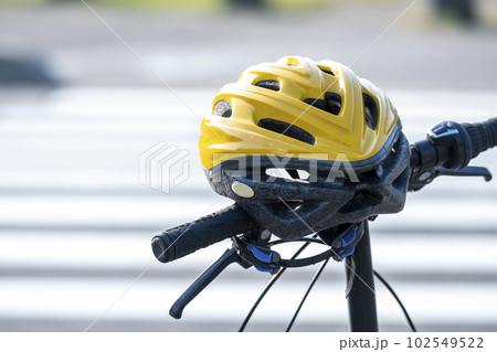 ヘルメットと自転車 と横断歩道 ヘルメットと自転車 と横断歩道 102549522