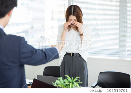 叱られて泣くOL Business 叱られて泣くOL Business 102550701