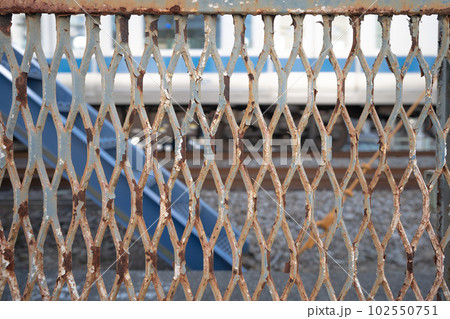 金網越しに見える電車 金網越しに見える電車 102550751