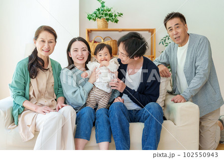 三世代家族のポートレート 102550943