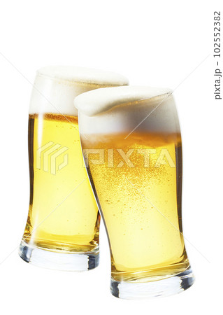 白背景にビール、暑い日に楽しい乾杯のイメージ 白背景にビール、暑い日に楽しい乾杯のイメージ 102552382