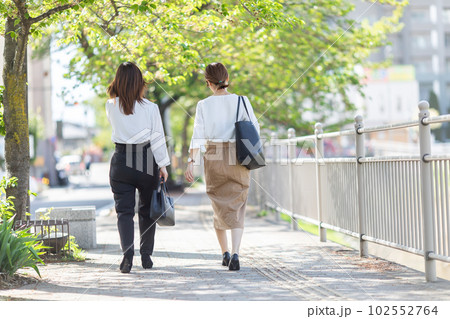 外を歩くOLの後ろ姿　back view 102552764
