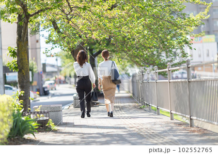 外を歩くOLの後ろ姿 back view 外を歩くOLの後ろ姿 back view 102552765