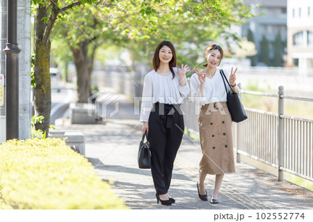 外を歩くOL　Business 102552774