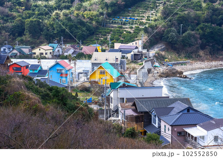 カラフルな海辺の家々 カラフルな海辺の家々 102552850