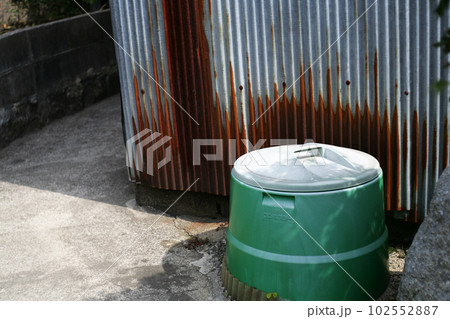 民家の裏のコンポスト 102552887