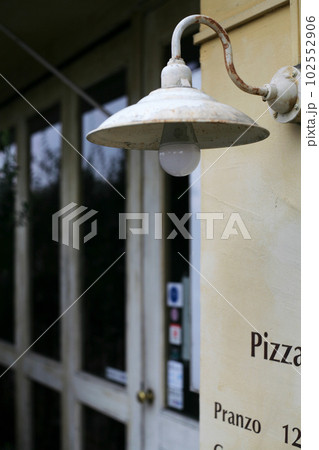 店舗の入り口灯 102552906