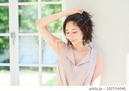 窓際の若い女性 102554046