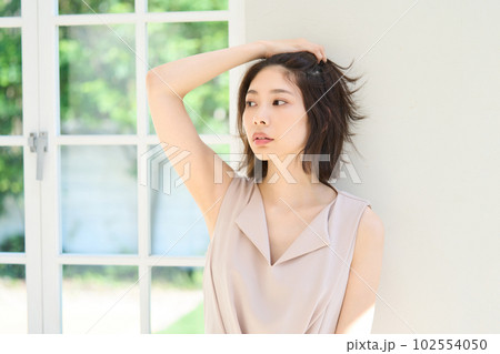 窓際の若い女性 102554050