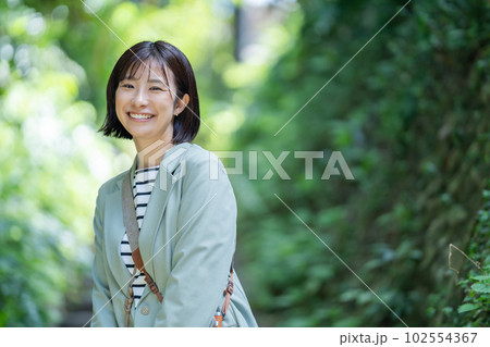 新緑の中を歩く女性 観光を楽しむ女性 観光地で散策する女性 休日に旅行する女性 新緑の中を歩く女性 観光を楽しむ女性 観光地で散策する女性 休日に旅行する女性 102554367