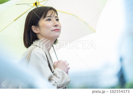 雨の中で待つ女性 傘をさす若い女性 雨の中で待つ女性 傘をさす若い女性 102554373