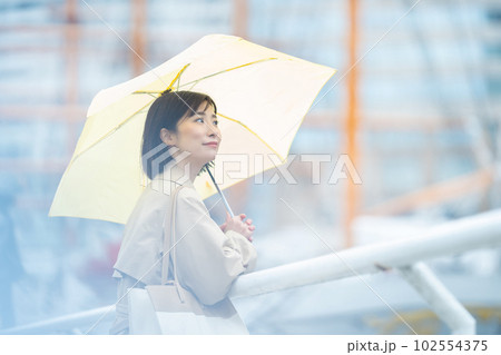 雨の中で待つ女性 傘をさす若い女性 雨の中で待つ女性 傘をさす若い女性 102554375