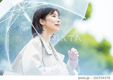雨の中で待つ女性 傘をさす若い女性 雨の中で待つ女性 傘をさす若い女性 102554378