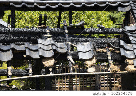 火事で燃えた日本の木造平屋住宅 火事で燃えた日本の木造平屋住宅 102554379