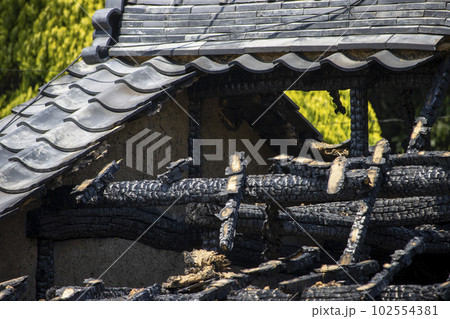 火事で燃えた日本の木造平屋住宅 火事で燃えた日本の木造平屋住宅 102554381