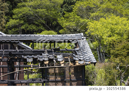火事で燃えた日本の木造平屋住宅 102554386