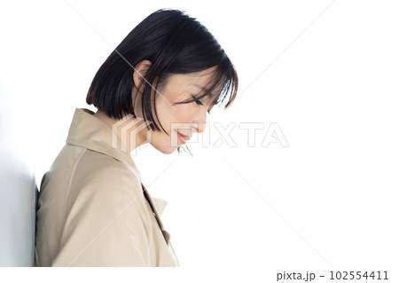 コートを着た女性 待ち合わせ中の女性 アンニュイな表情の女性 コートを着た女性 待ち合わせ中の女性 アンニュイな表情の女性 102554411