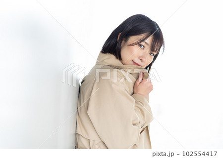 コートを着た女性 待ち合わせ中の女性 アンニュイな表情の女性 コートを着た女性 待ち合わせ中の女性 アンニュイな表情の女性 102554417