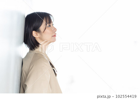 コートを着た女性　待ち合わせ中の女性　アンニュイな表情の女性 102554419