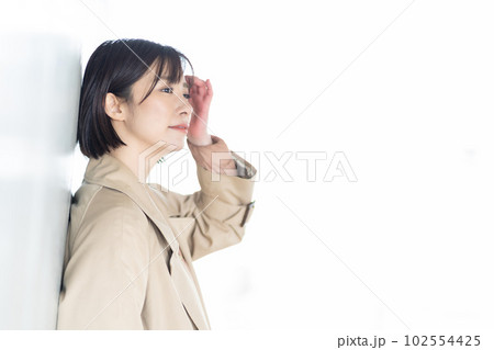 コートを着た女性　待ち合わせ中の女性　アンニュイな表情の女性 102554425
