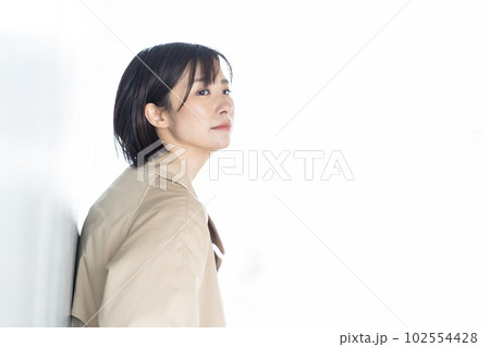 コートを着た女性 待ち合わせ中の女性 アンニュイな表情の女性 コートを着た女性 待ち合わせ中の女性 アンニュイな表情の女性 102554428