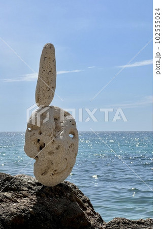 Stone sculpture on the background of the sea 102555024