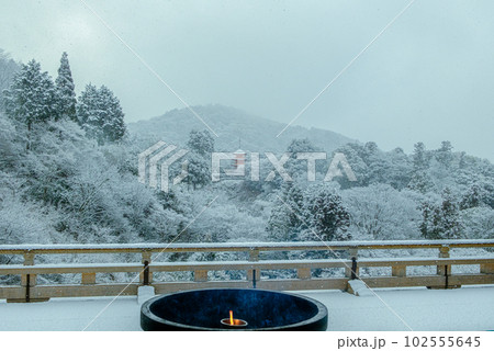 京都、清水寺の雪景色 102555645