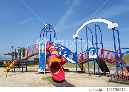 公園の遊具 102556012