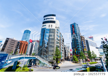 初夏の新宿駅西口風景 102557779