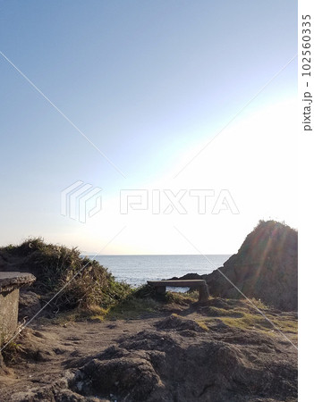 穏やかな海岸と虹 穏やかな海岸と虹 102560335