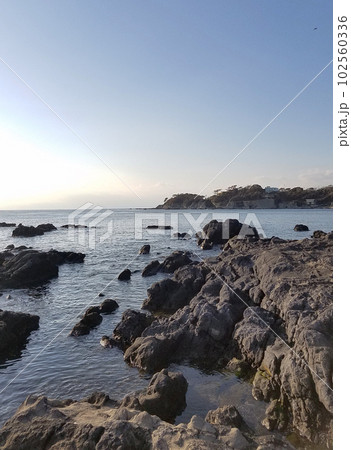 晴れた日の穏やかな海と海岸 晴れた日の穏やかな海と海岸 102560336
