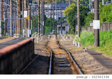 鉄道の終点駅から伸びる線路 102561336