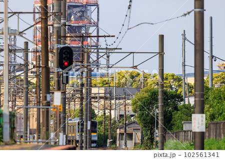 電柱や信号機の間を走り去る電車 102561341