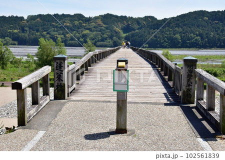 島田市　大井川に架かる蓬莱橋の北側入口 102561839