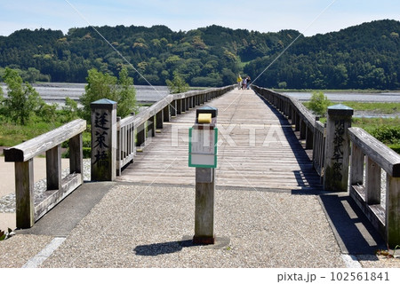 島田市 大井川に架かる蓬莱橋の北側入口 島田市 大井川に架かる蓬莱橋の北側入口 102561841