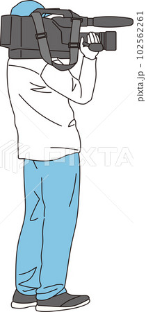 テレビ用のカメラを担いだカメラクルーの男 テレビ用のカメラを担いだカメラクルーの男 102562261