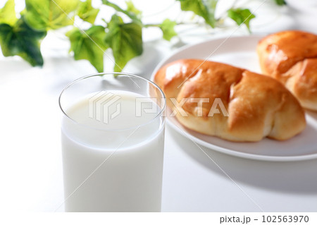牛乳とパン 102563970