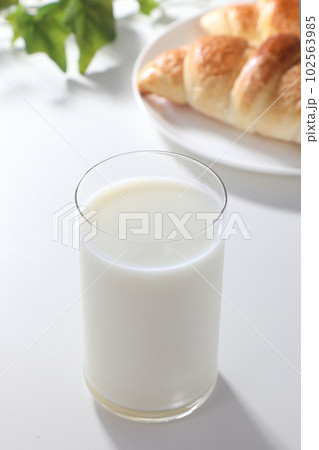 牛乳とパン 102563985